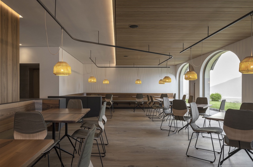zentral cafe restaurant by messner architects