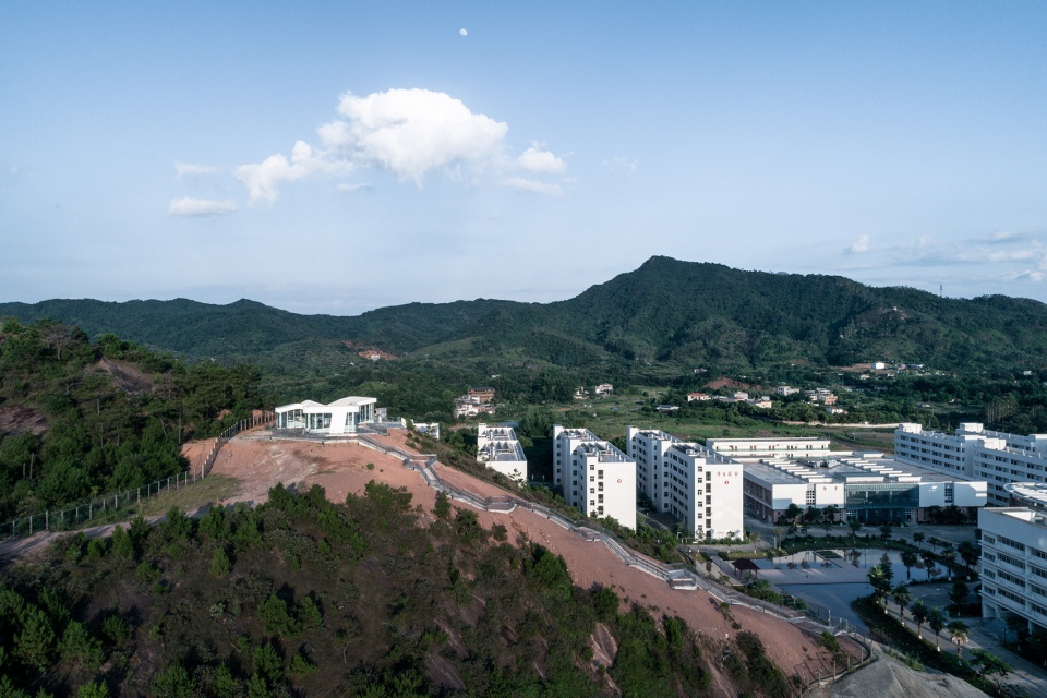 inside the mountain student club of heyuan senior high school by yuanism architects