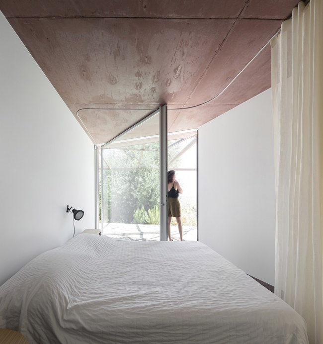 twin house by extrastudio