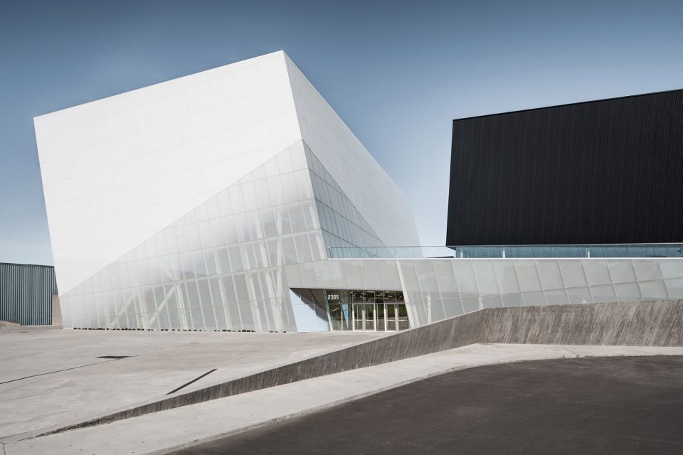 Complexe Sportif Saint Laurent by SaucierPerrotte Architectes and HCMA 960x640