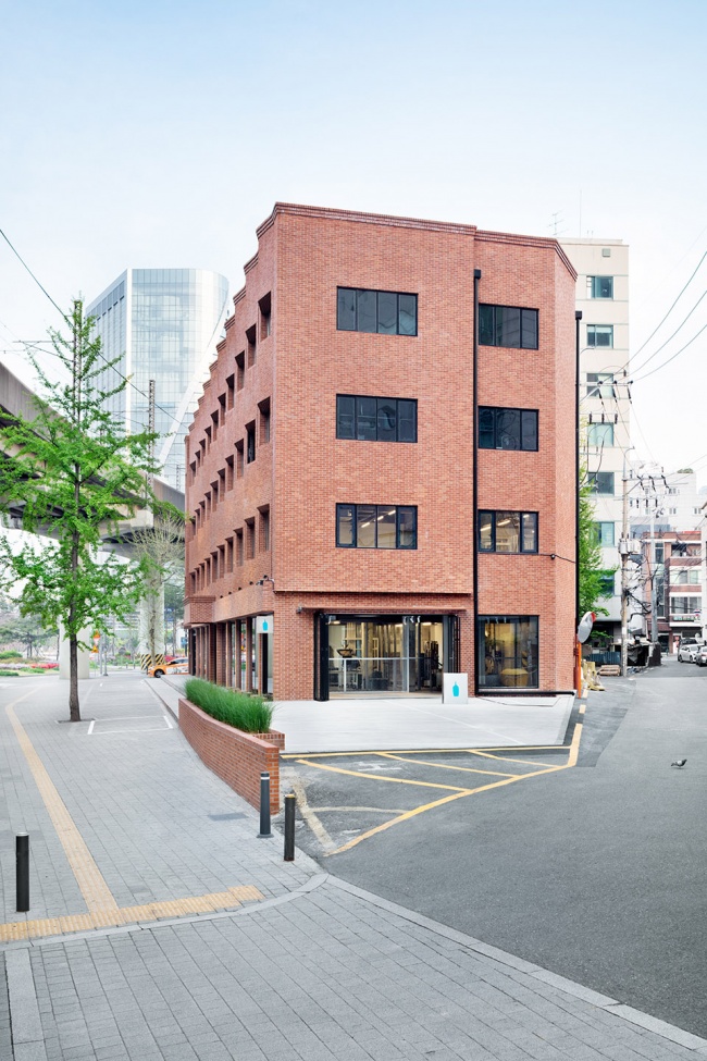 Blue Bottle Coffee Seongsu Store by Jo Nagasaka Schemata Architects