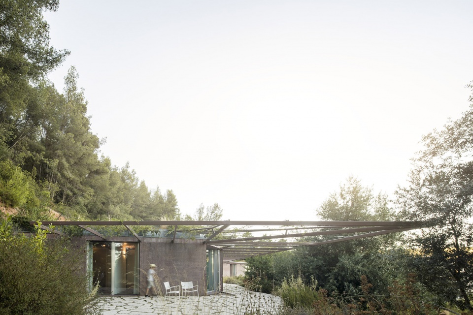 twin house by extrastudio