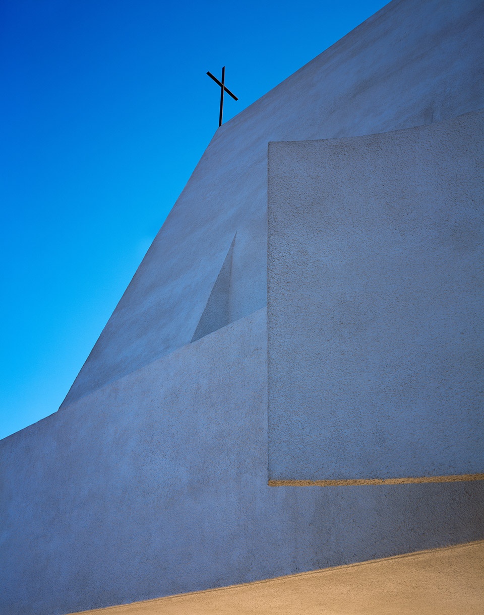 ▼西北视角仰望教堂及黄铜十字架,northwest upward view of chapel