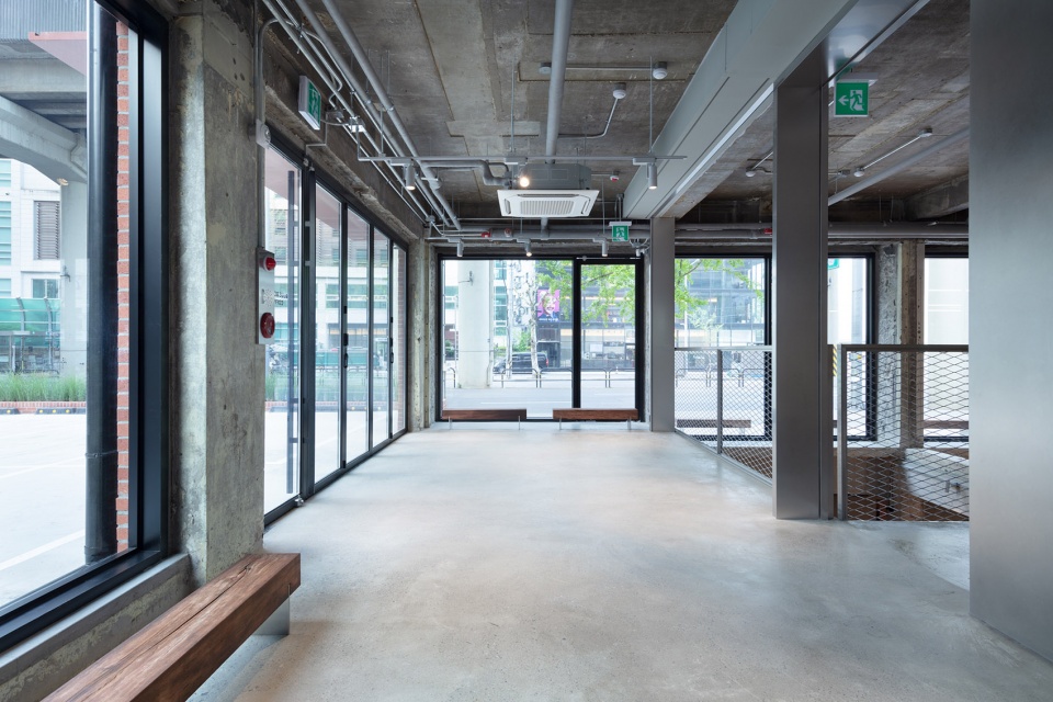 Blue Bottle Coffee Seongsu Store by Jo Nagasaka Schemata Architects