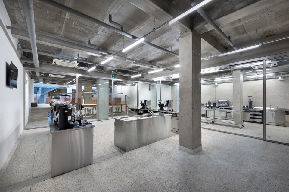Blue Bottle Coffee Seongsu Store by Jo Nagasaka Schemata Architects