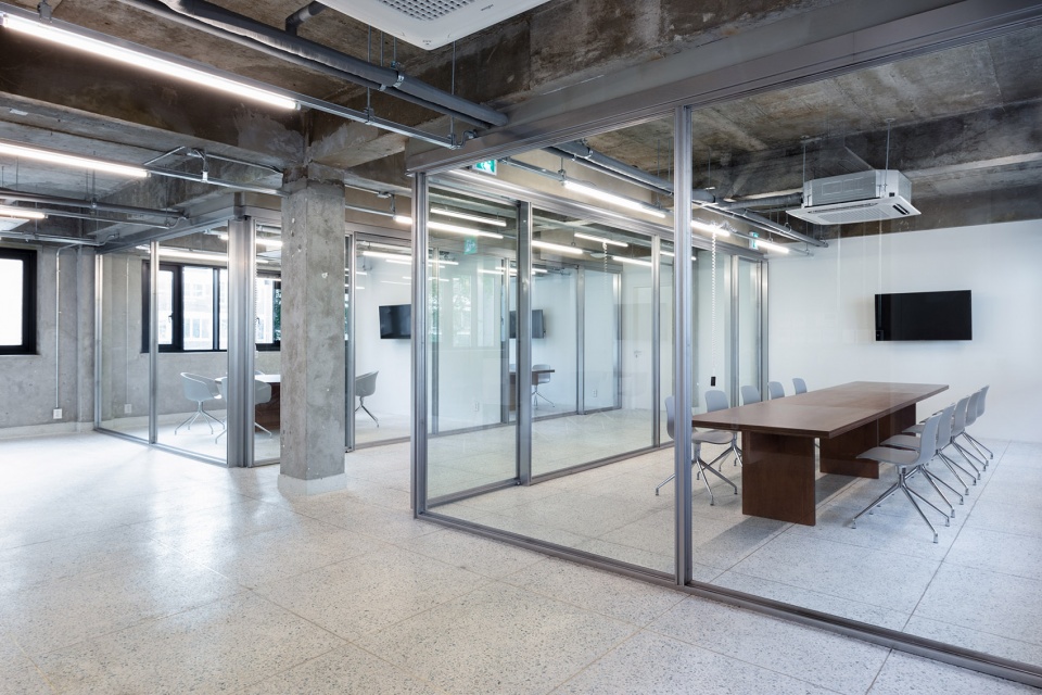 Blue Bottle Coffee Seongsu Store by Jo Nagasaka Schemata Architects