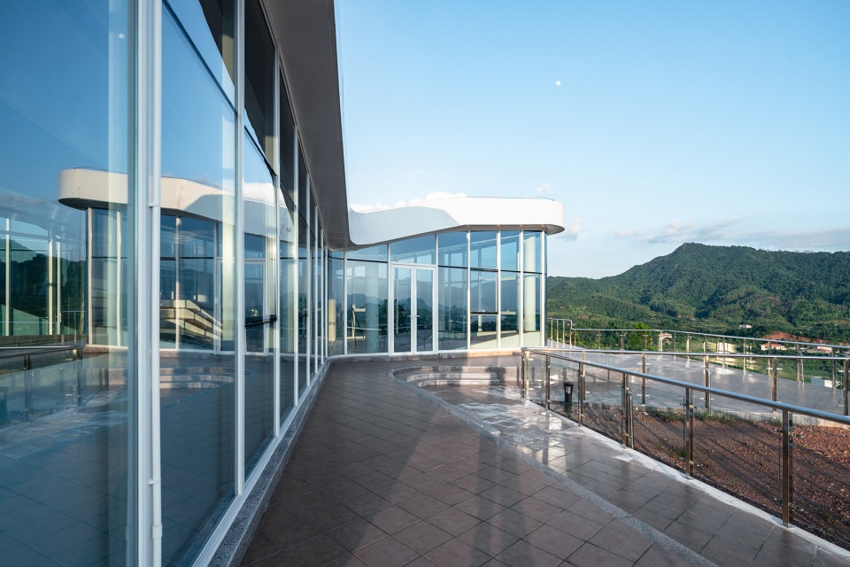 inside the mountain student club of heyuan senior high school by yuanism architects