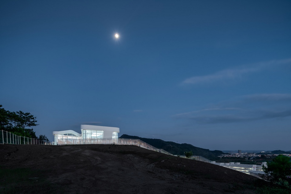 inside the mountain student club of heyuan senior high school by yuanism architects