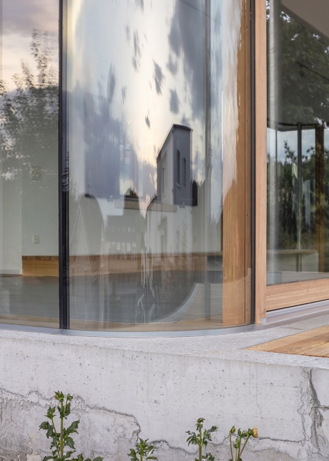 Extension and refurbishment of a private house by Studio 17 Architectes