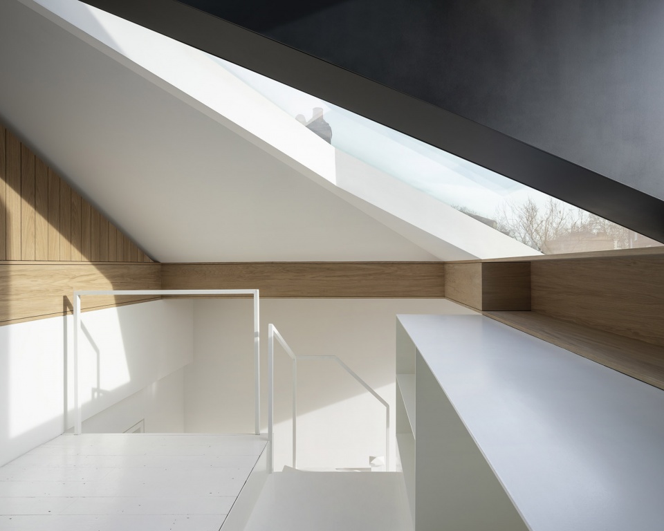 renovation of traditional attic by con form