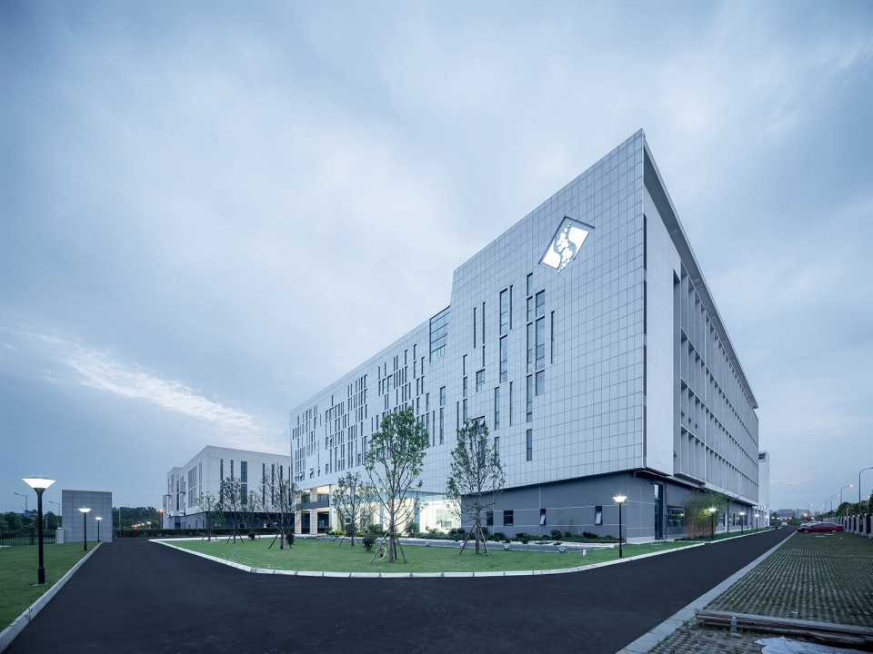 the first stage production base of chengdu chipscreen medicine industry china yuanism architects cpidi