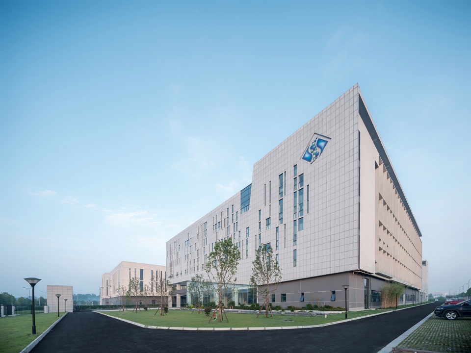 the first stage production base of chengdu chipscreen medicine industry china yuanism architects cpidi