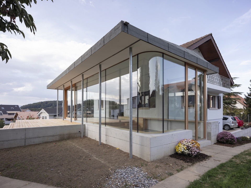 Extension and refurbishment of a private house by Studio 17 Architectes