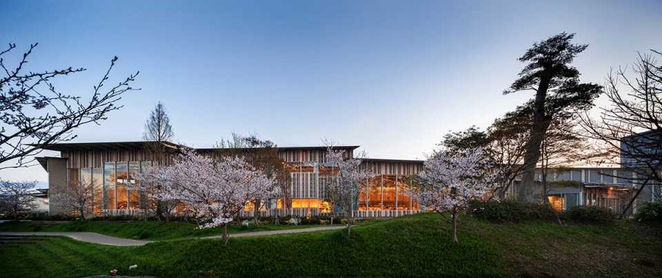 Moriyama City Library by kkaa