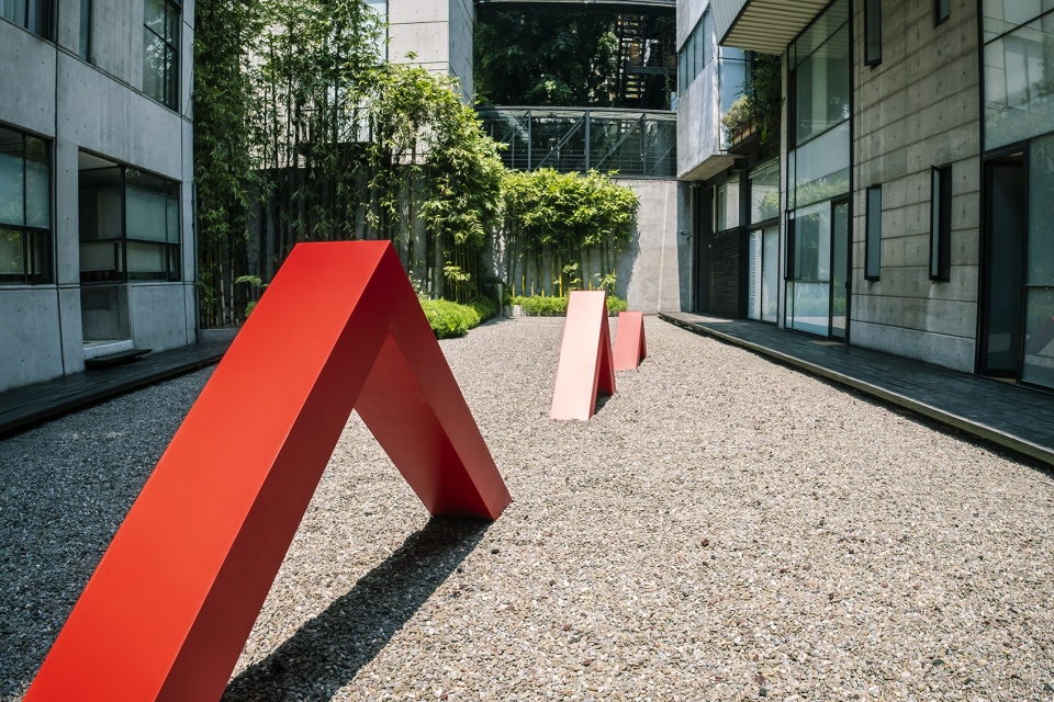 red threads by miguel de la torre architects