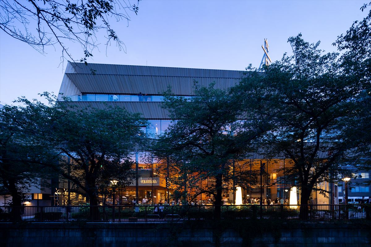 starbucks reserve roastery tokyo by kengo kuma and associates