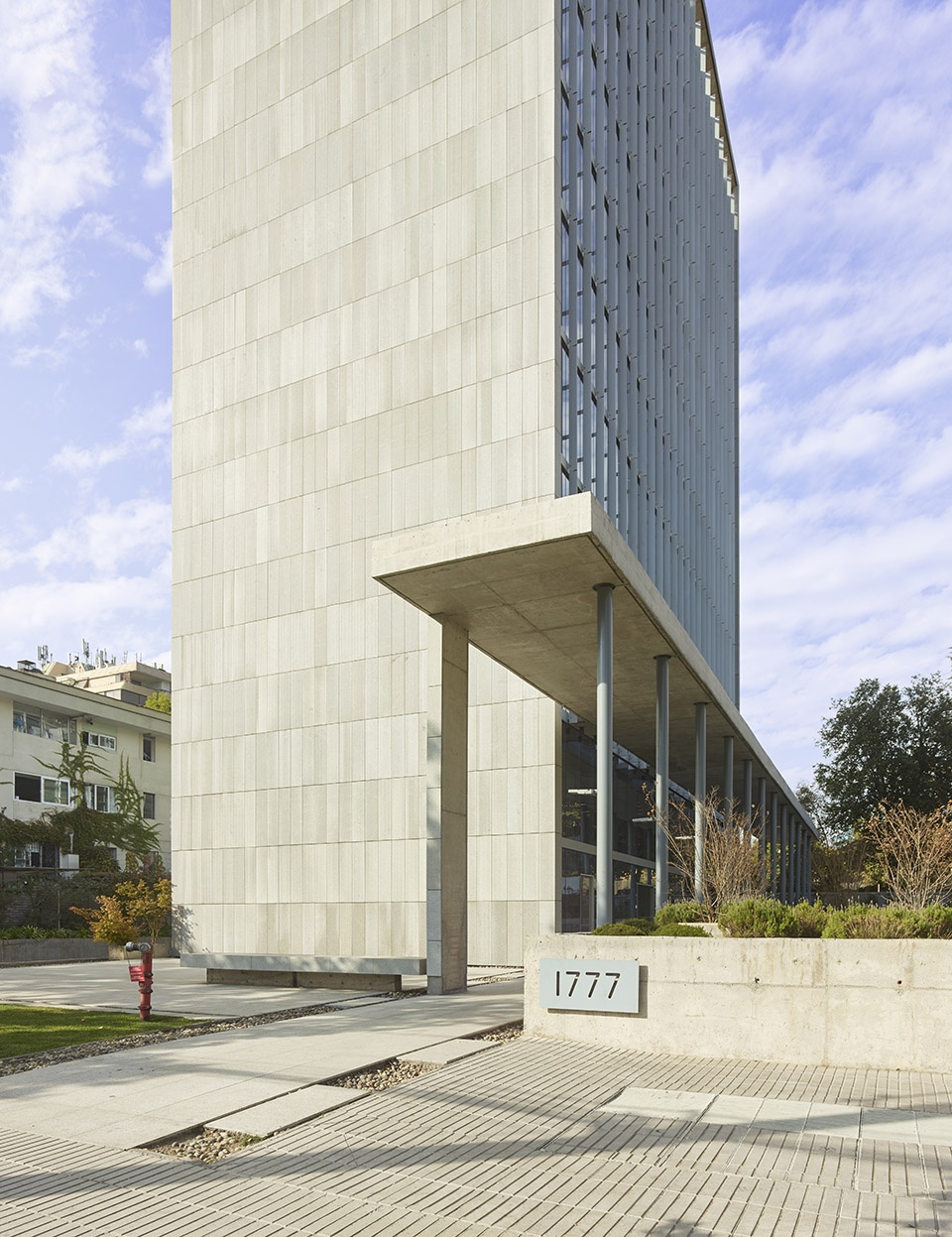 Edificio Vespucio 1777 by arquitectos