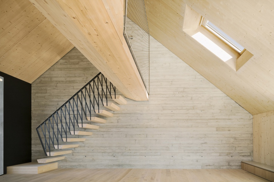 r11 roof extension maxvorstadt by pool leber architekten