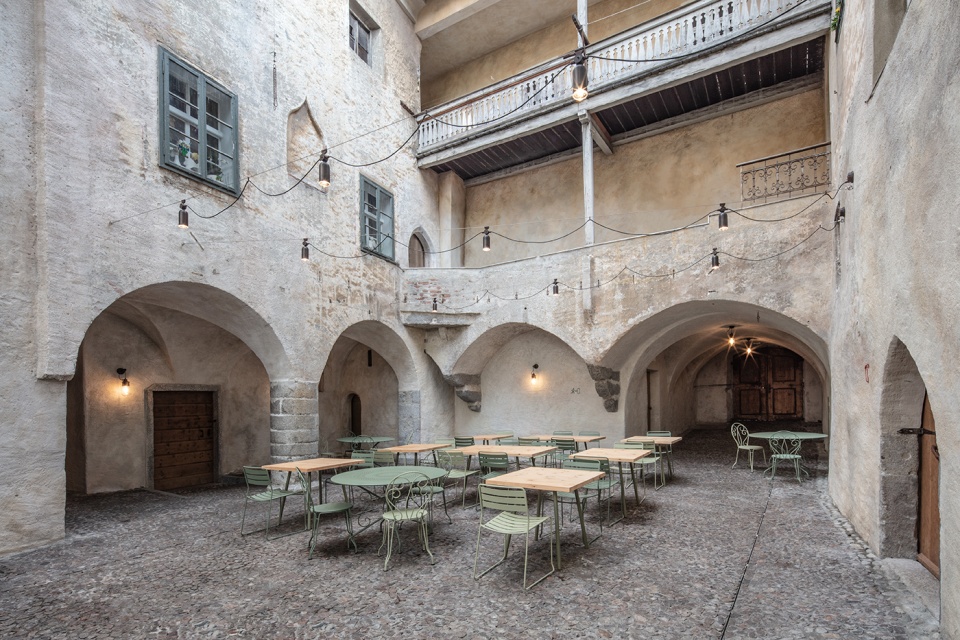 decantei tavern by pedevilla architects