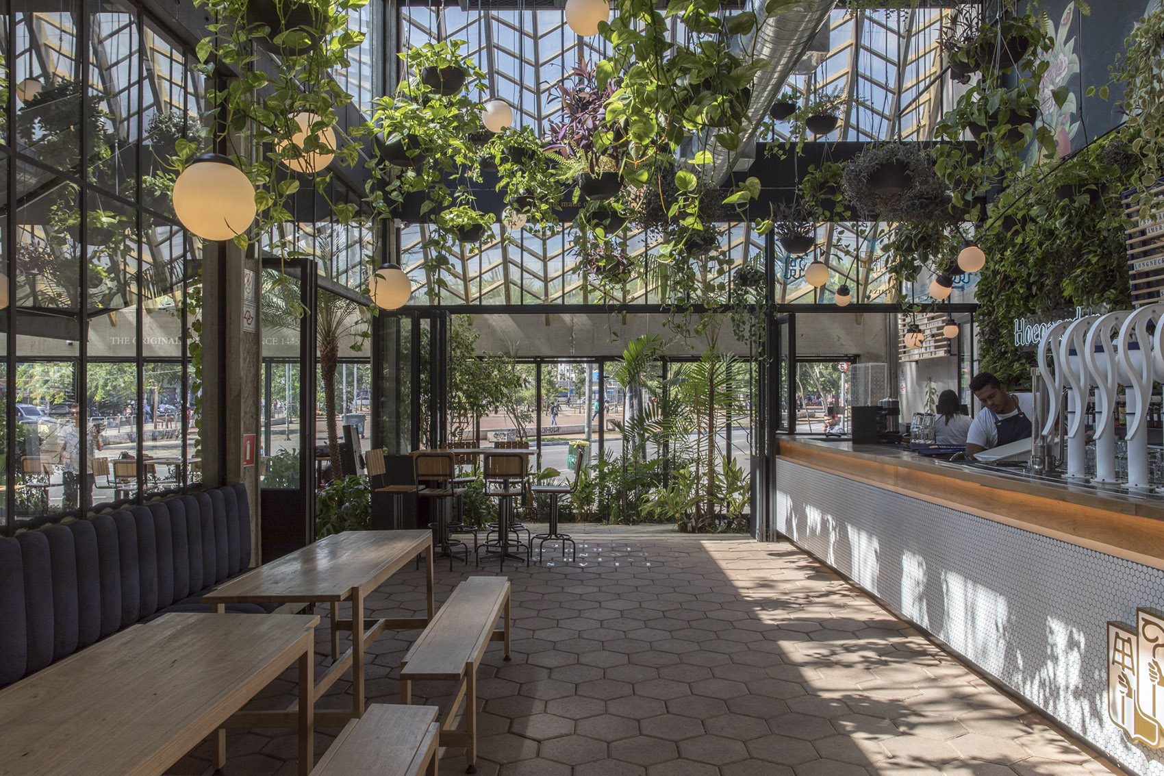 Hoegaarden Greenhouse Bar by Metamoorfose Studio 谷德设计网