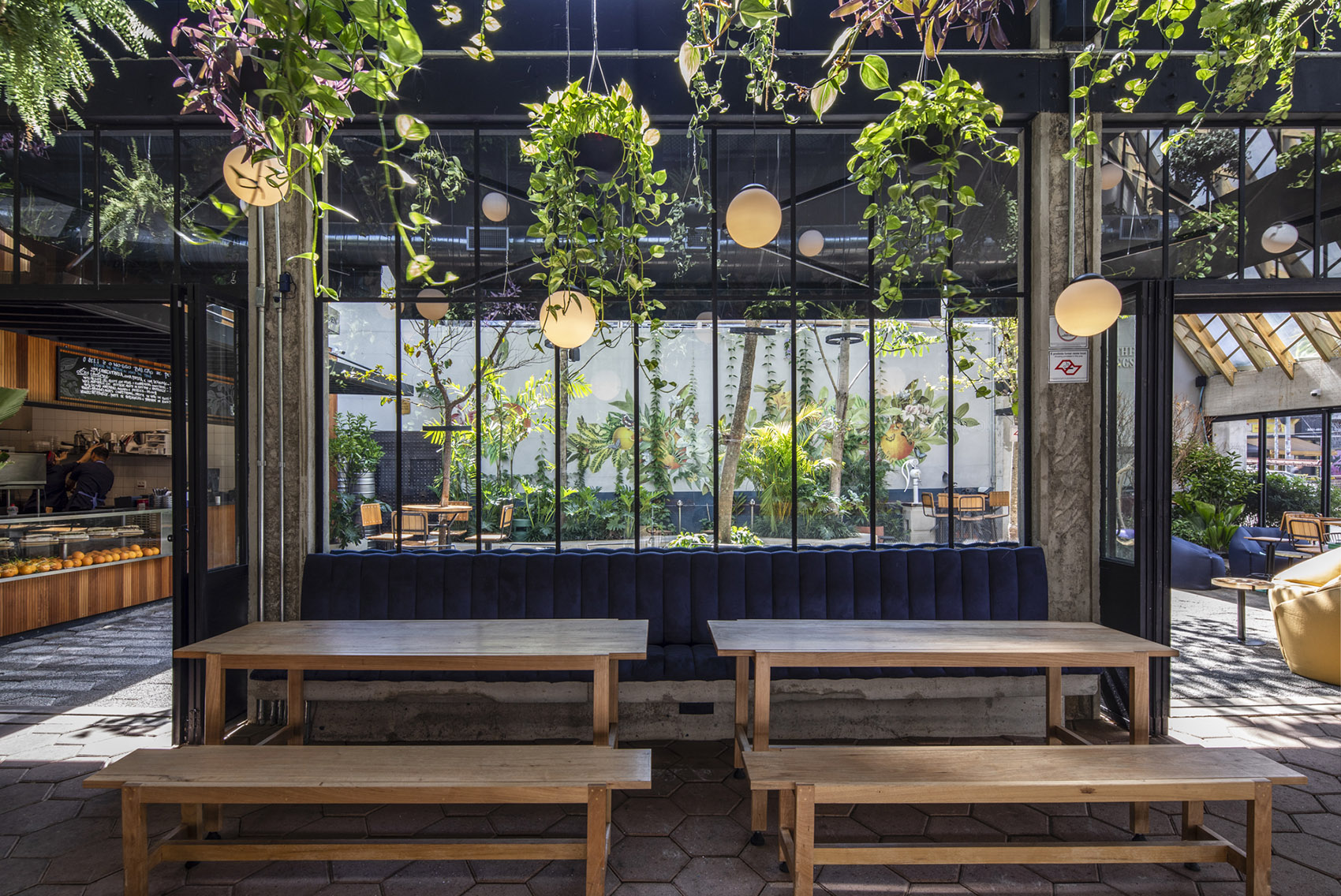 Hoegaarden Greenhouse Bar by Metamoorfose Studio 谷德设计网