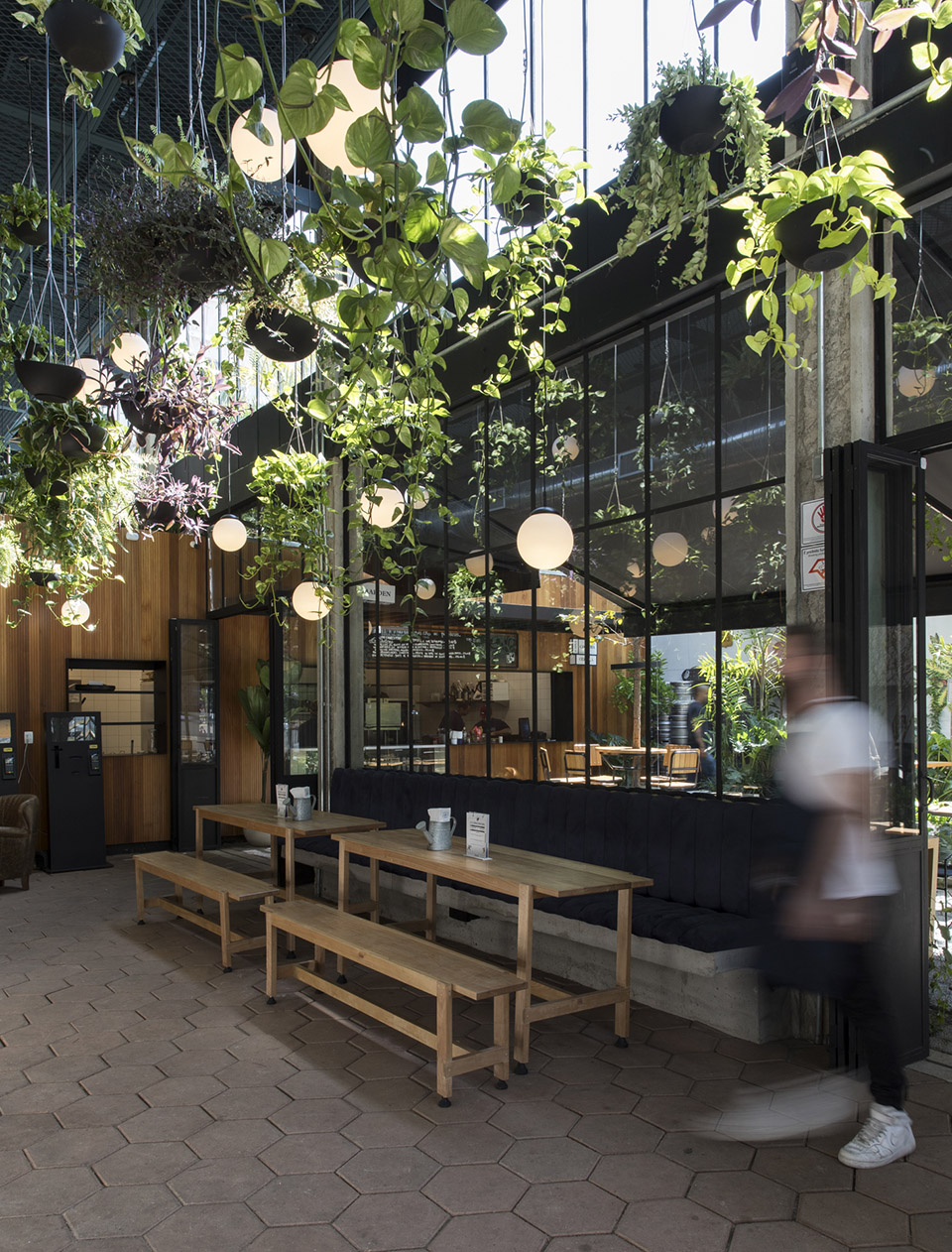 Hoegaarden Greenhouse Bar by Metamoorfose Studio 谷德设计网