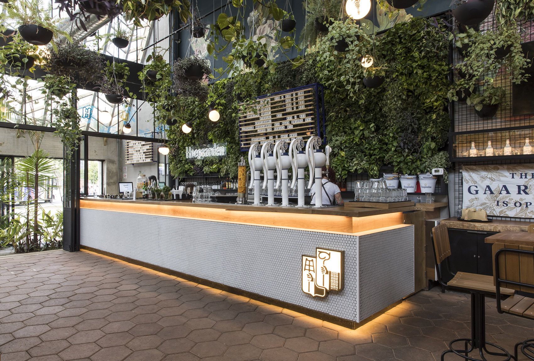 Hoegaarden Greenhouse Bar by Metamoorfose Studio 谷德设计网