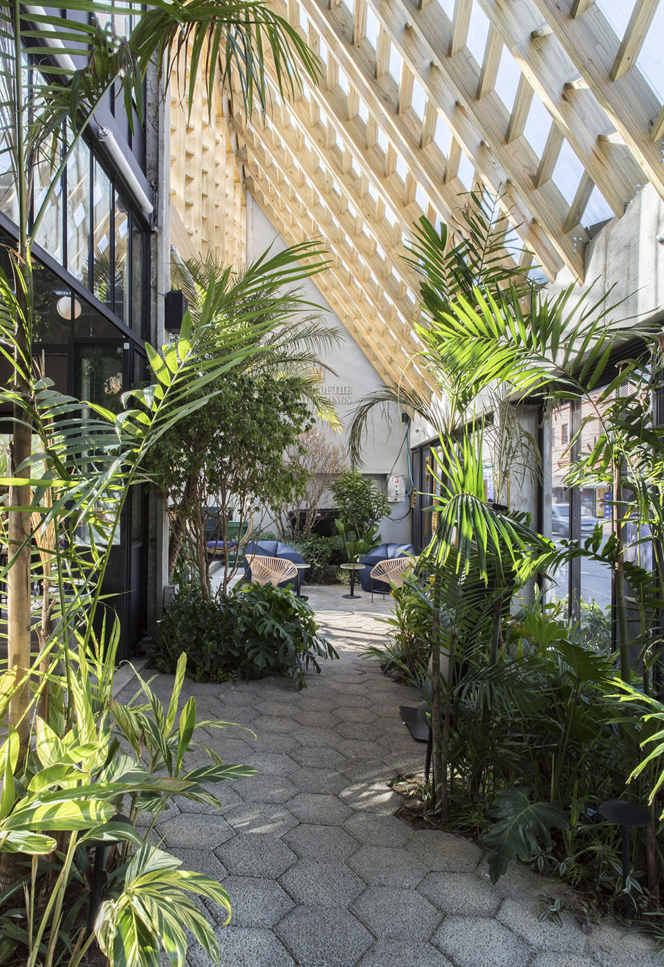 Hoegaarden Greenhouse Bar by Metamoorfose Studio 谷德设计网