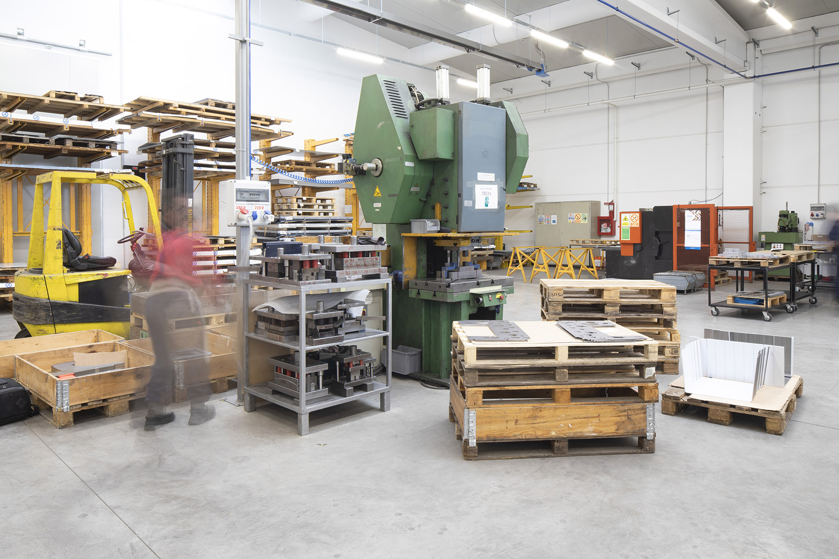 mce production facility by heim balp architekten