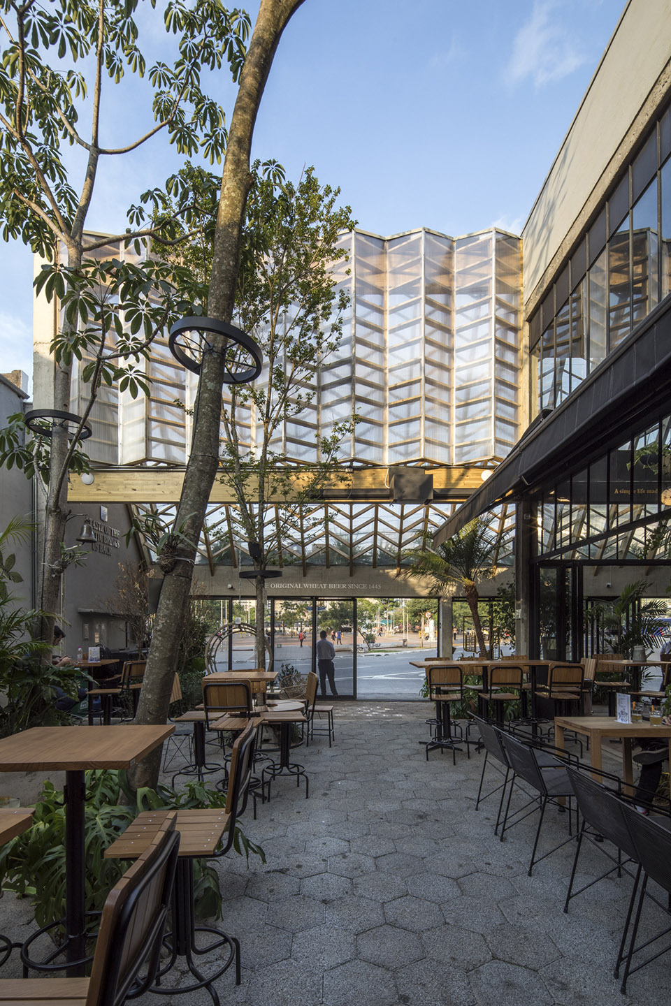 Hoegaarden Greenhouse Bar by Metamoorfose Studio 谷德设计网