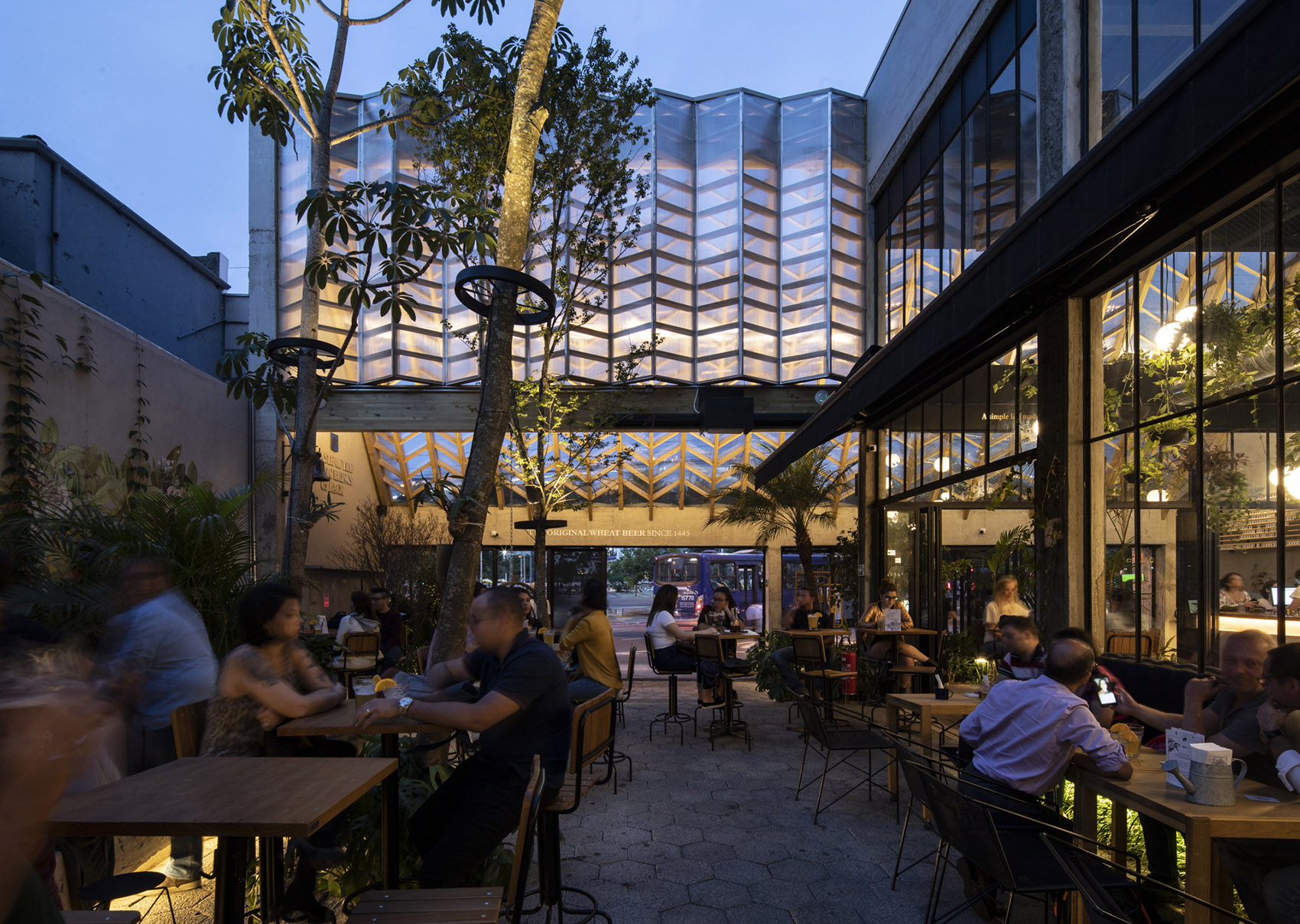 Hoegaarden Greenhouse Bar by Metamoorfose Studio 谷德设计网