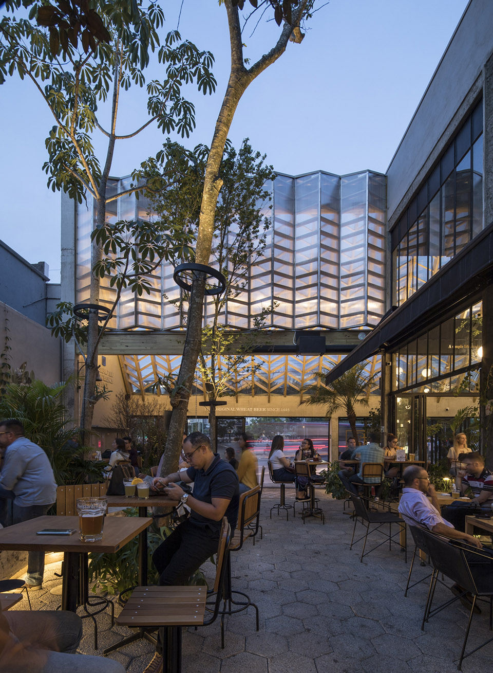 Hoegaarden Greenhouse Bar by Metamoorfose Studio 谷德设计网