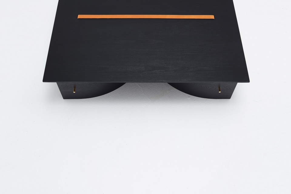 pull table Mario Tsai Studio