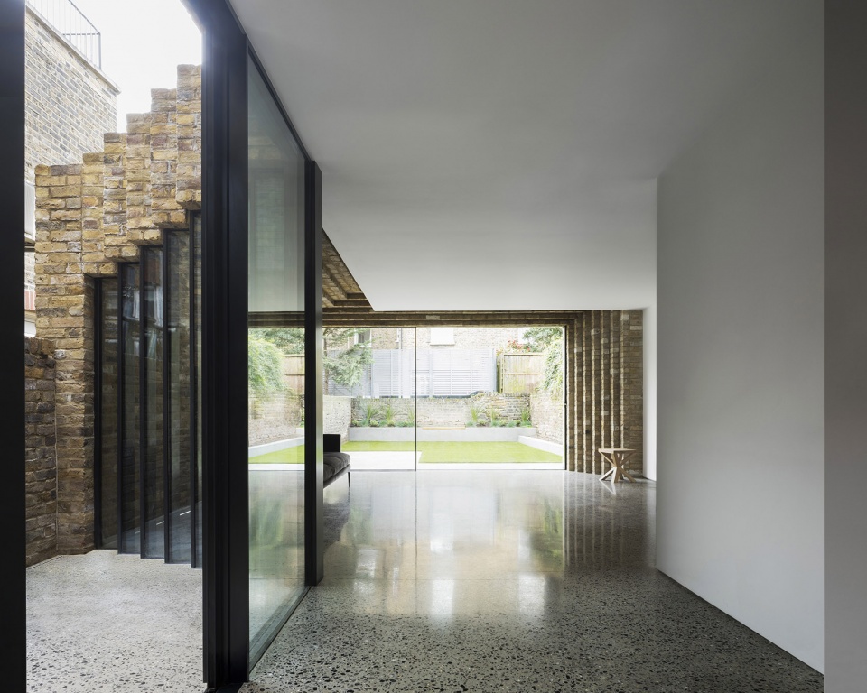 step house by bureau de change