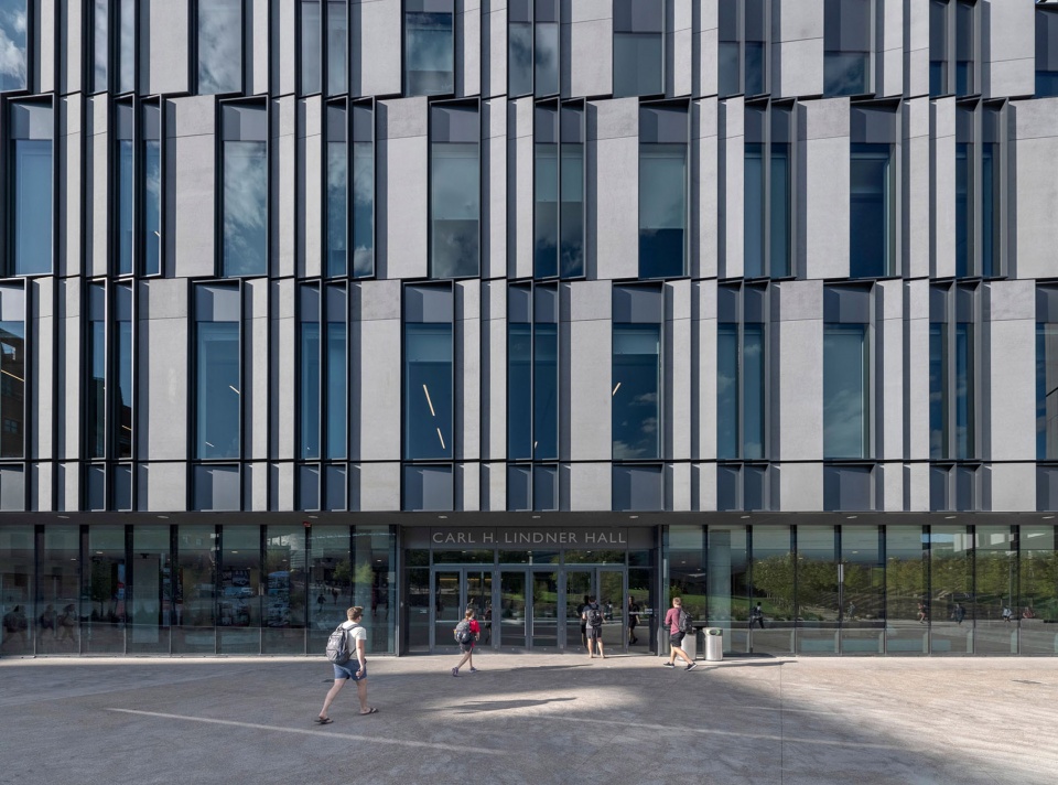 the university of cincinnatis business school by henning larsen