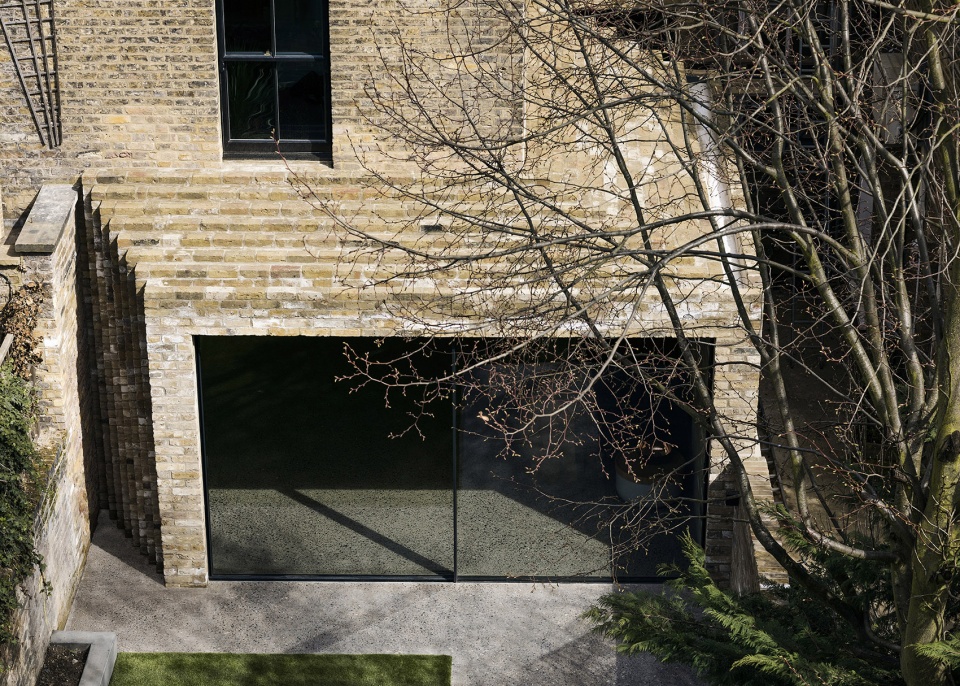 step house by bureau de change