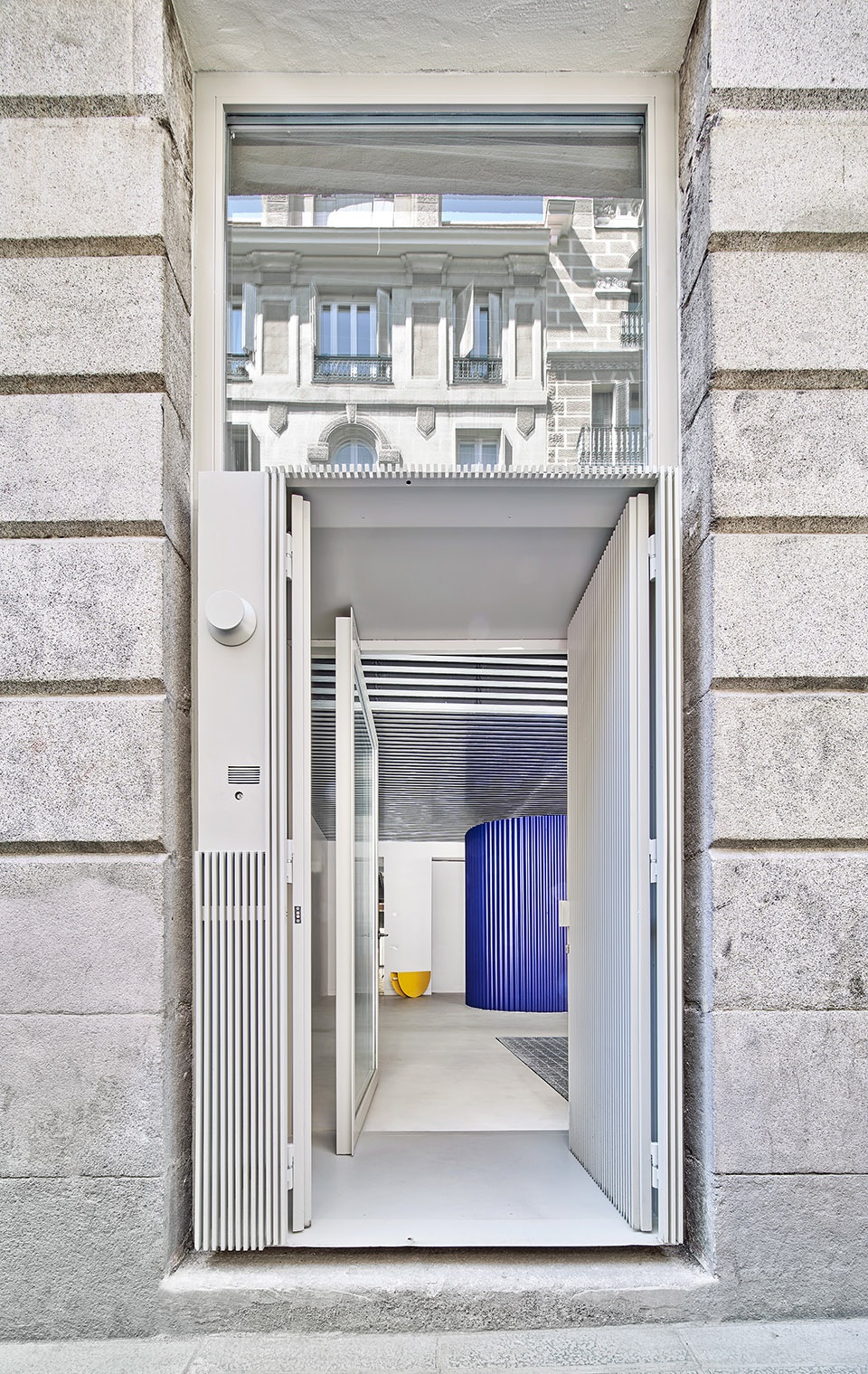 casa a12 by lucas y hernandez gil arquitectos