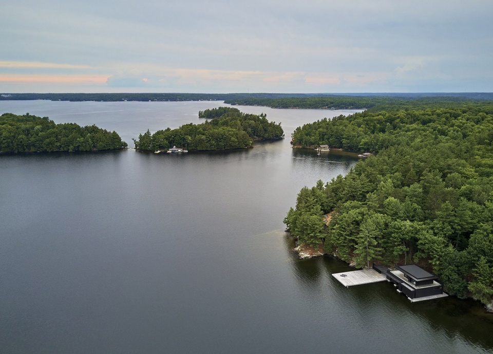 muskoka boathouse by akb architects