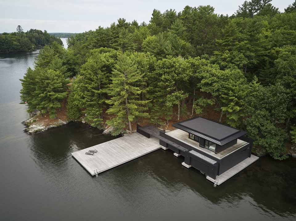 muskoka boathouse by akb architects