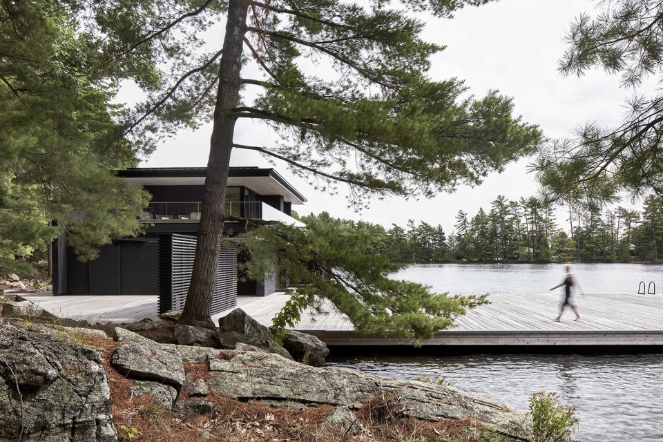 muskoka boathouse by akb architects