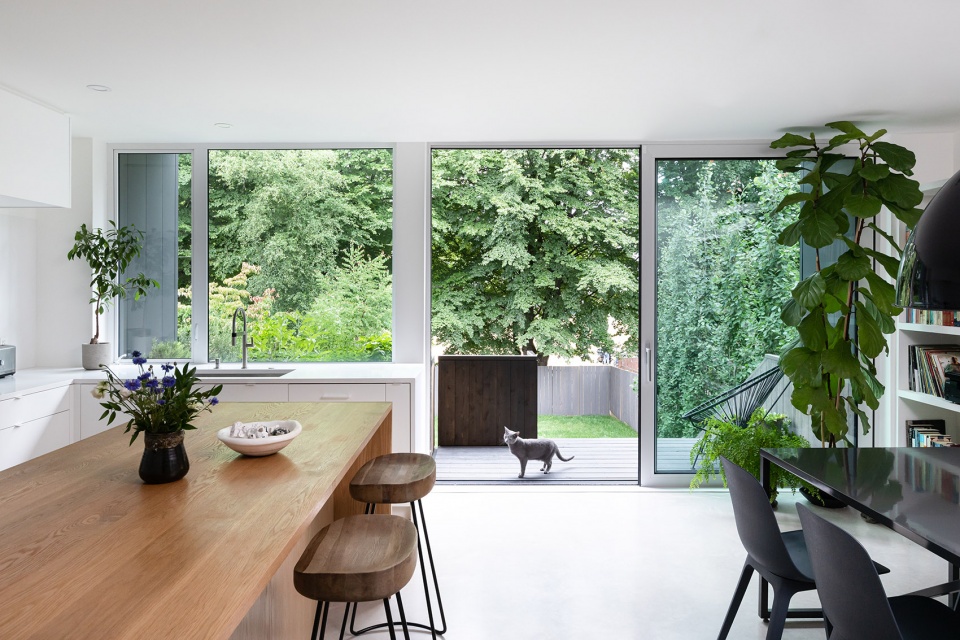 house with two bay windows by darcy jones architecture