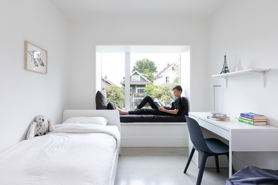 house with two bay windows by darcy jones architecture