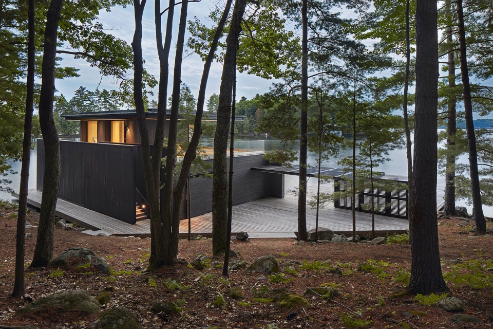 muskoka boathouse by akb architects