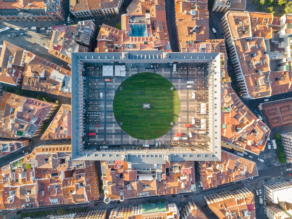 GRASS Plaza Mayor Madria Spain by SpY