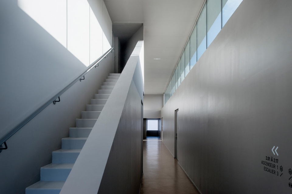 ▼室内走廊,高侧窗采光,the interior corridor with high side