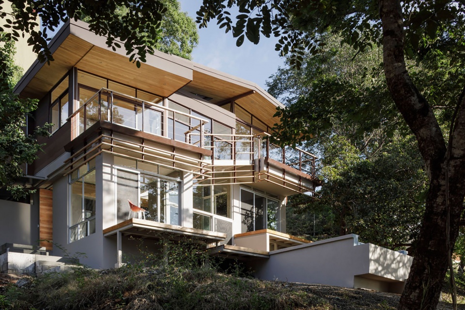 balcony house by laboratory sustaining design