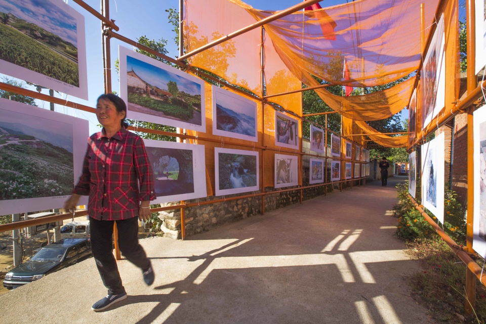 temporary exhibition facilities for harvest festival in shichengzizi village china by fu yingbin