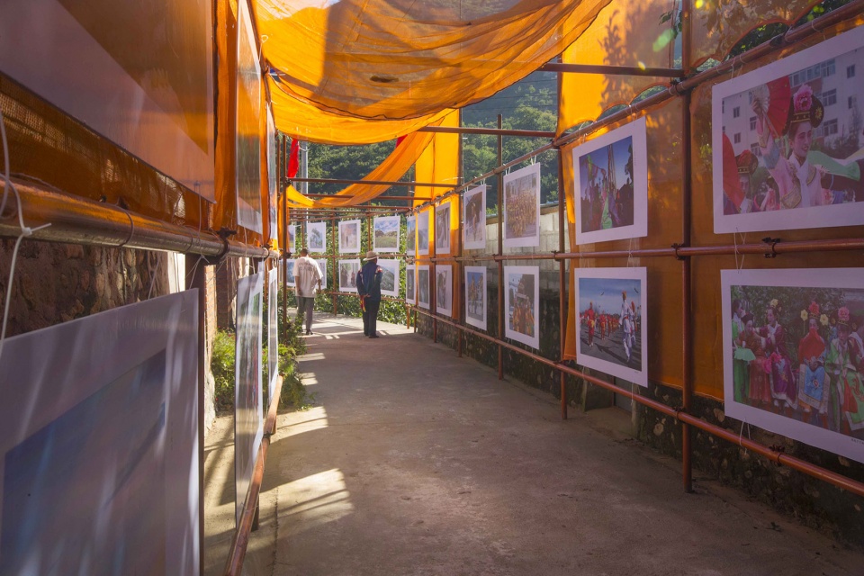 temporary exhibition facilities for harvest festival in shichengzizi village china by fu yingbin