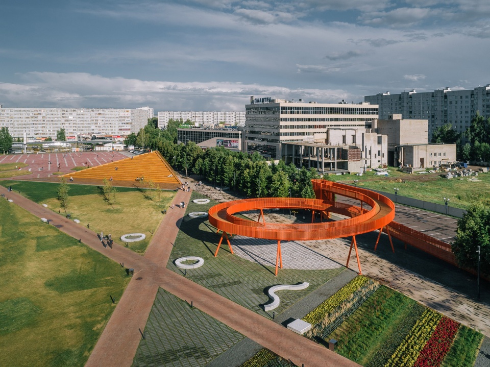 azatlyk central square of naberezhnye chelny by drom strelka kb