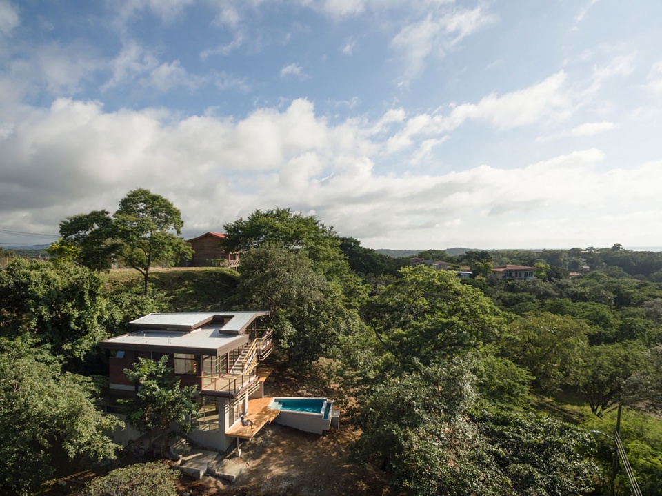 balcony house by laboratory sustaining design